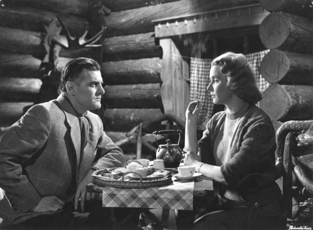 ylijaamanainen1still