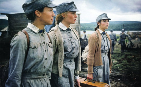 Irina Björklund (oikealla) läpimurtoroolissaan Rukajärven tiessä - kuva: Matila Röhr Productions